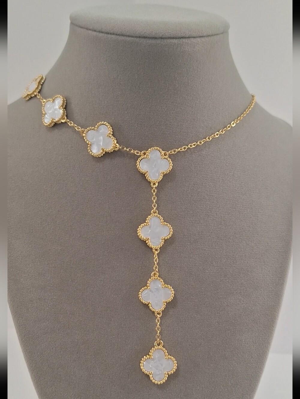 Mother Of pearl clover necklace